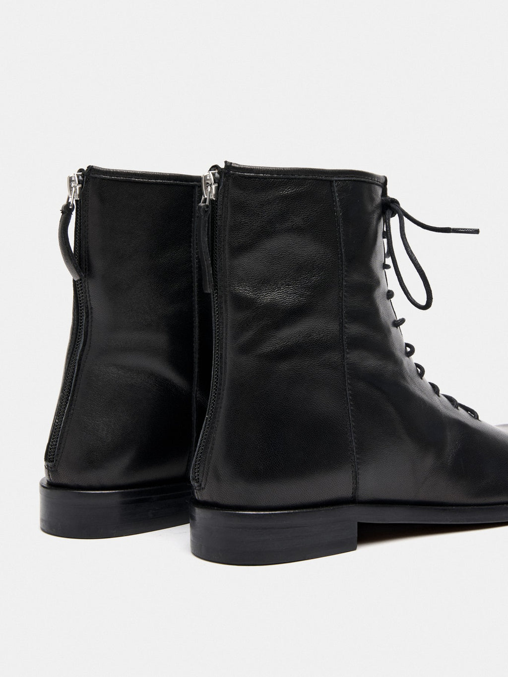 Botín de mujer en piel con tacón bajo. Moira