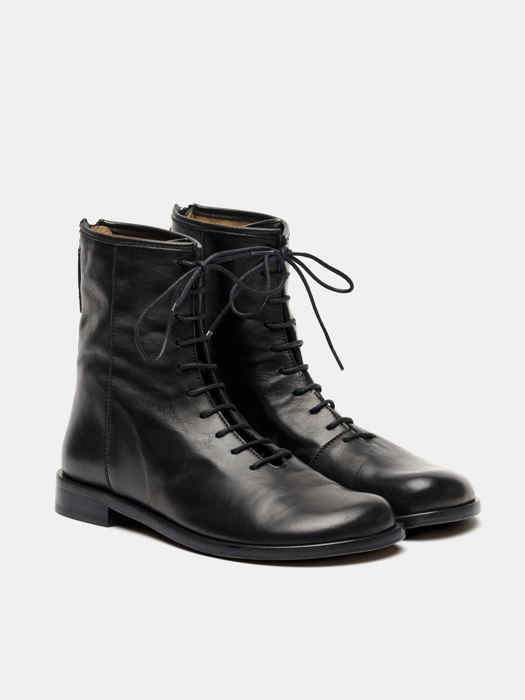 Botín de mujer en piel con tacón bajo. Moira