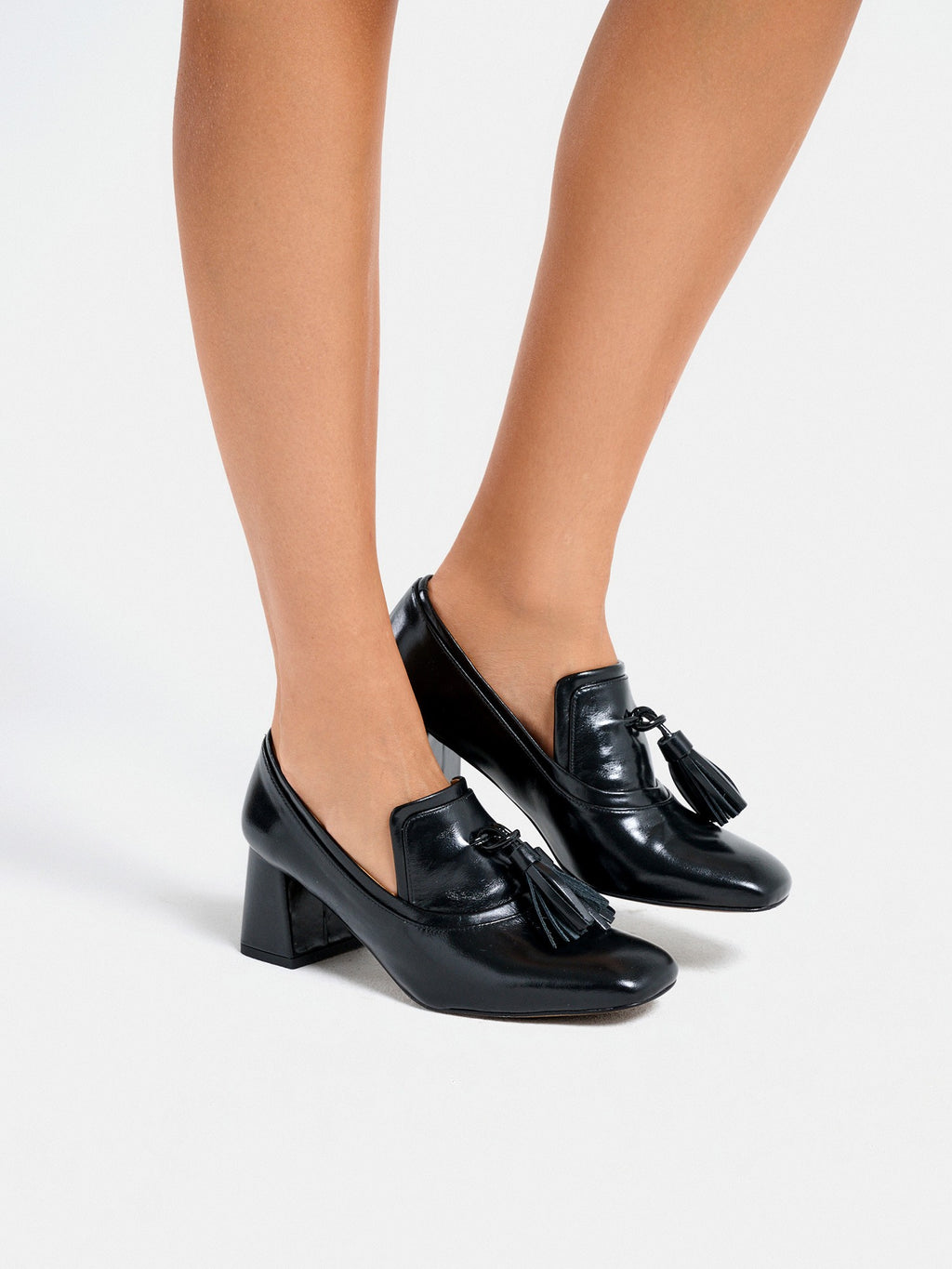 Zapato de mujer en piel con tacón medio. Milly