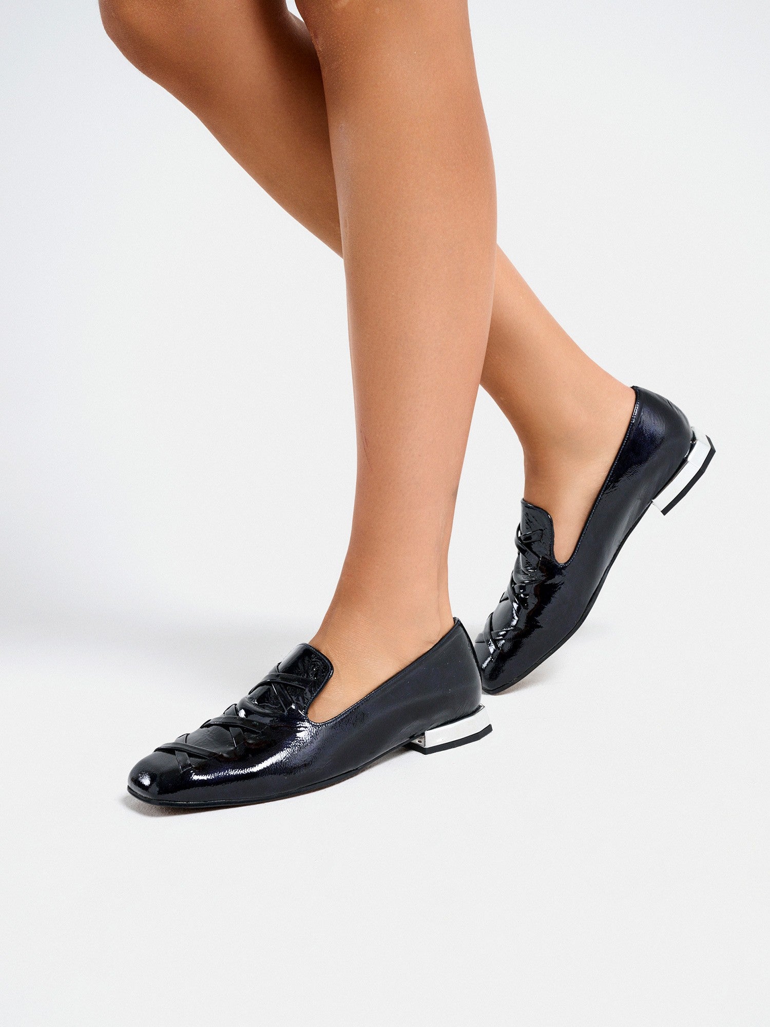 Women's leather shoe with a low heel. Marli