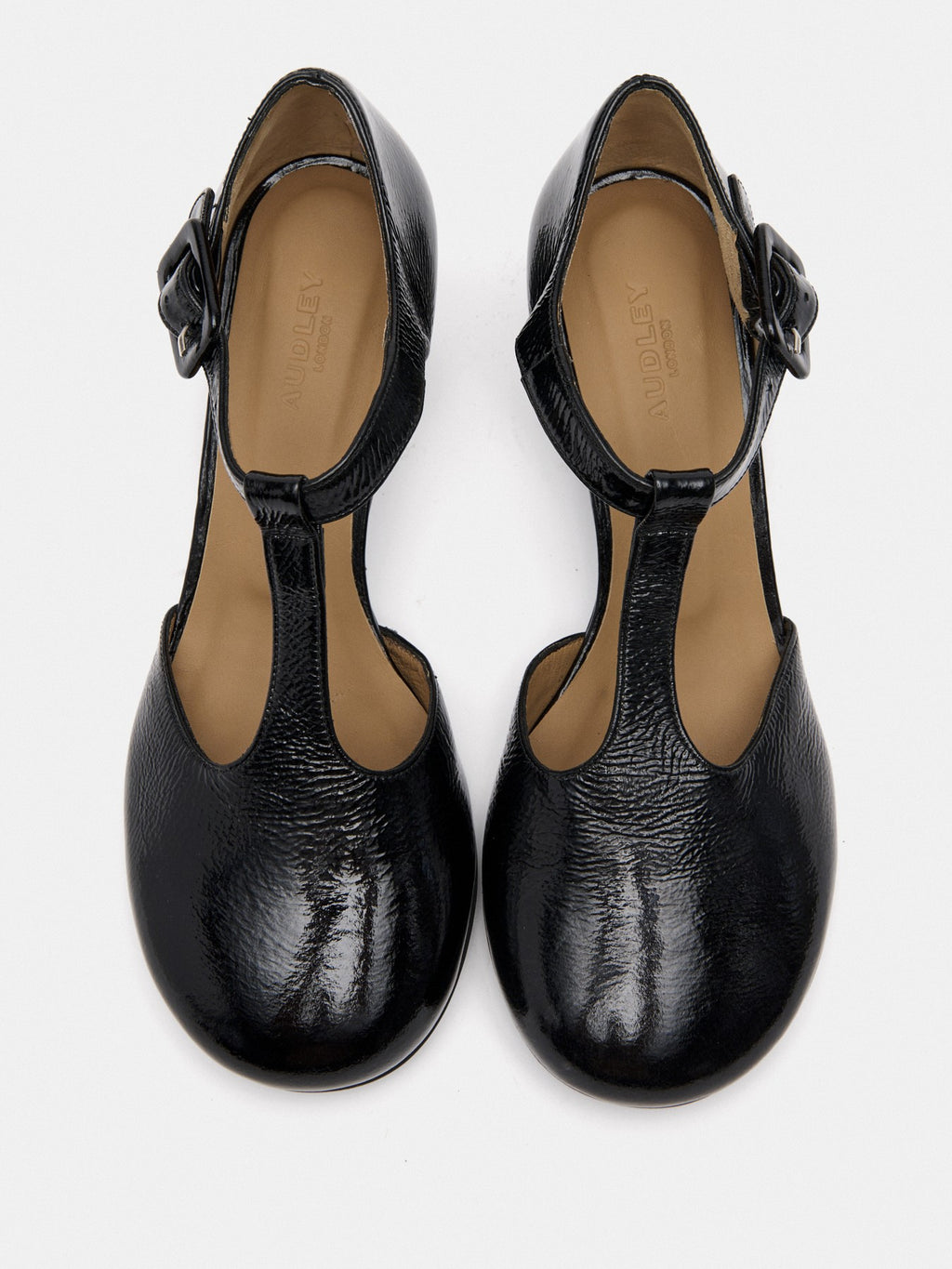 Zapato de mujer en piel con tacón bajo. Maite