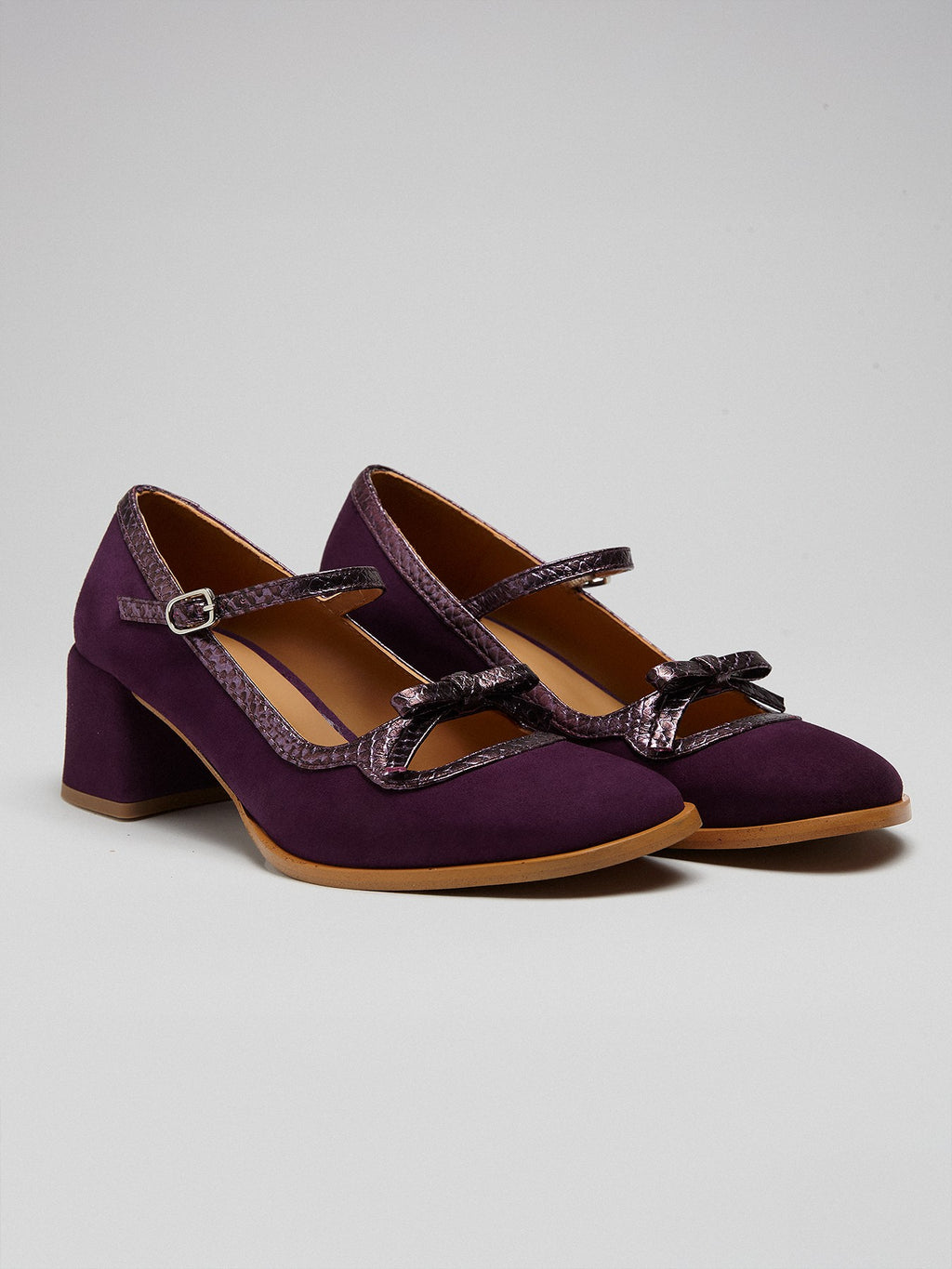 Women's leather shoe with a medium heel. Manola