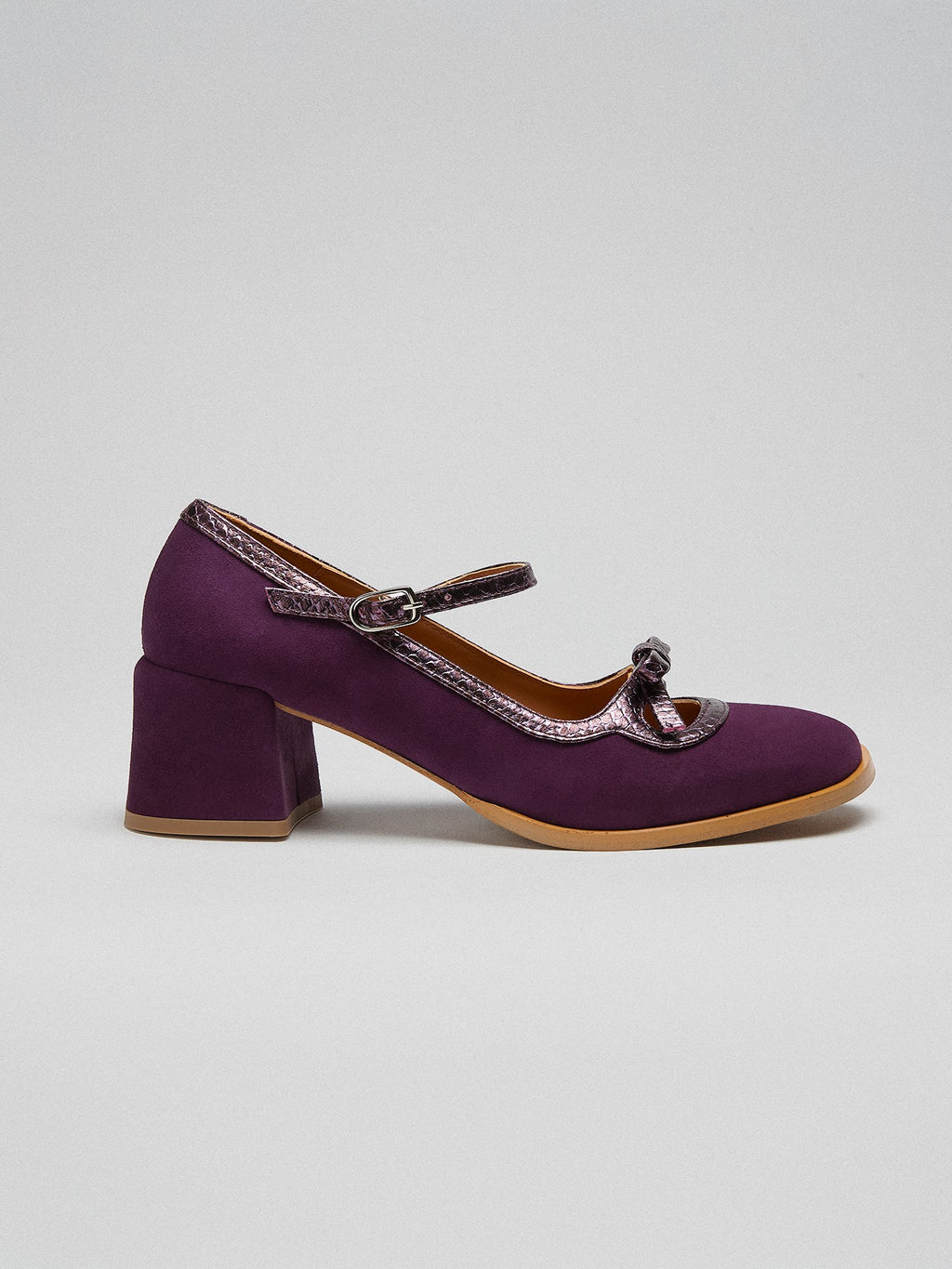 Women's leather shoe with a medium heel. Manola