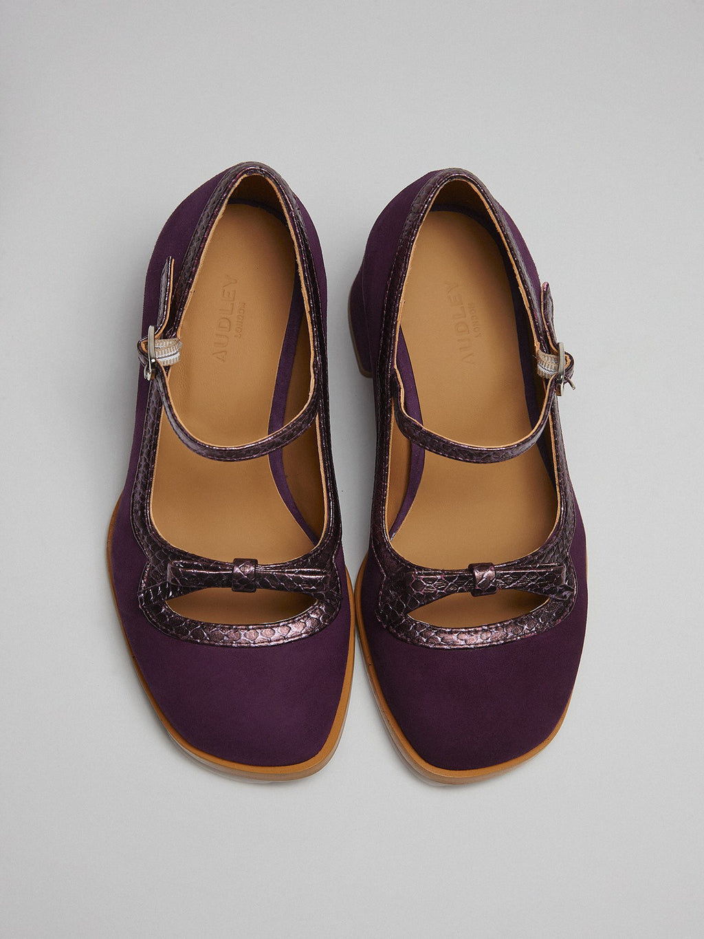 Women's leather shoe with a medium heel. Manola