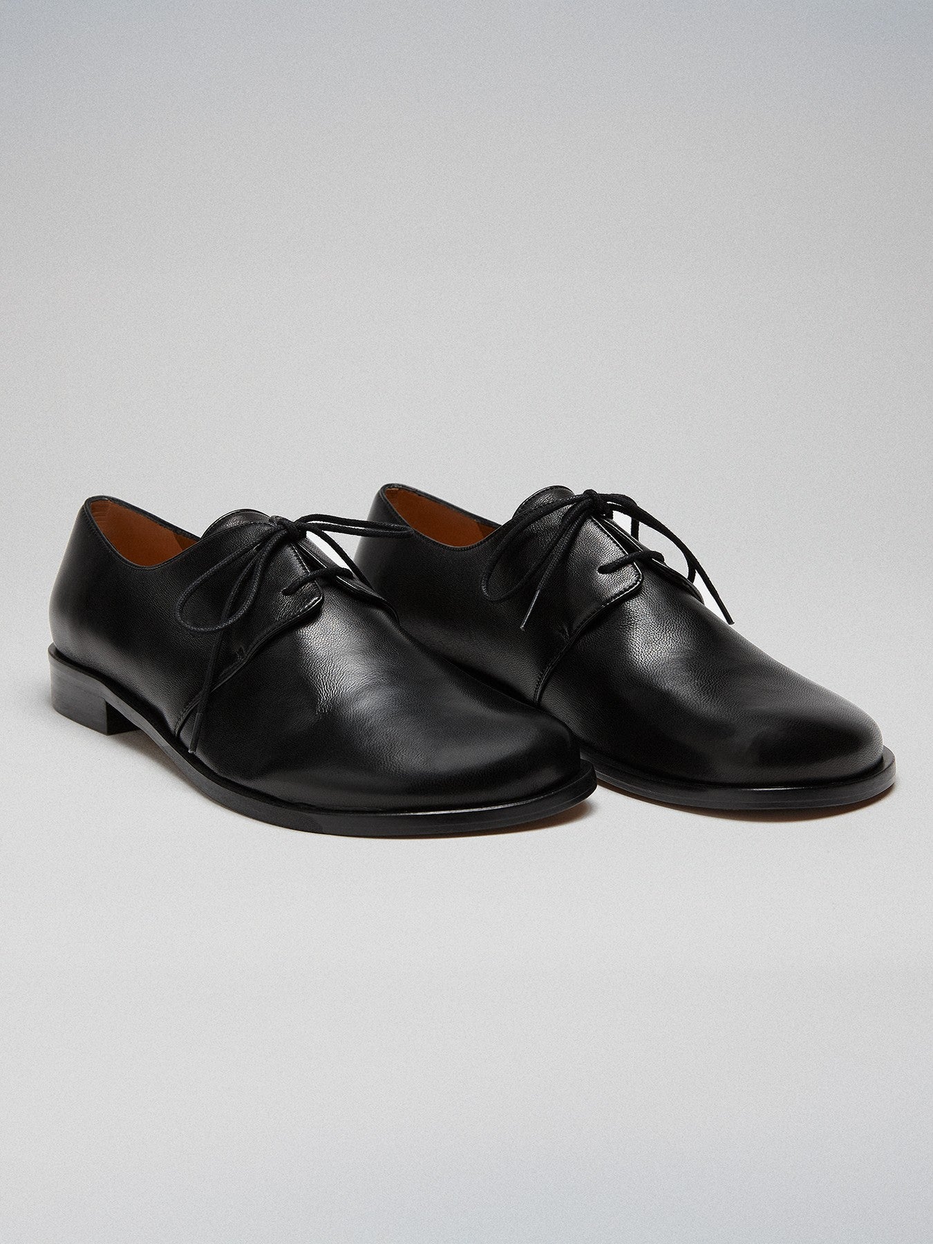 Women's leather shoe with a low heel. Mabel