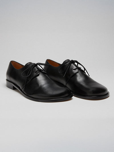 Zapato de mujer en piel con tacón bajo. Mabel