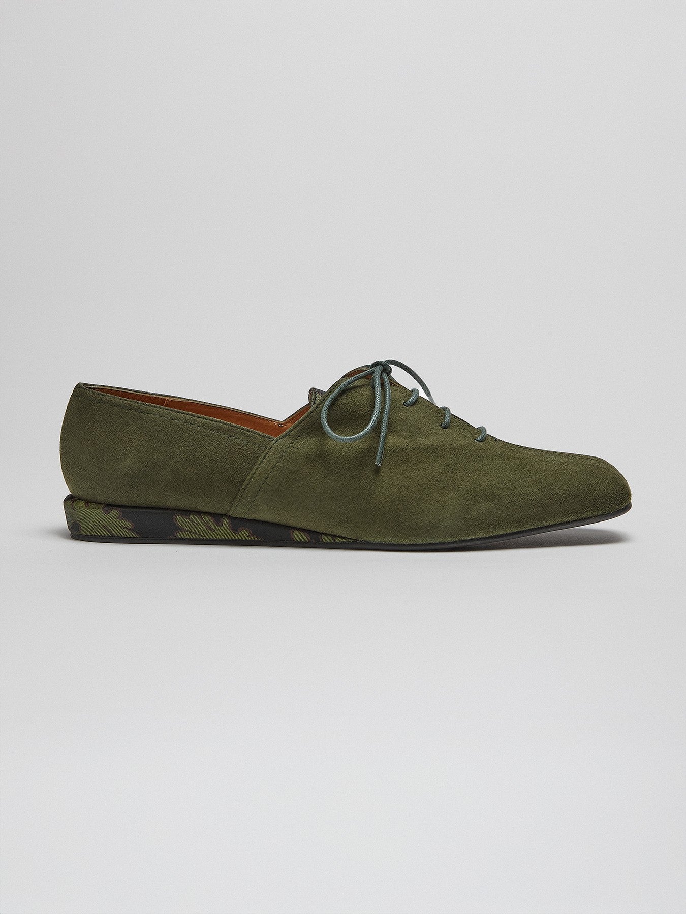 Women's leather shoe with a low heel. Maya