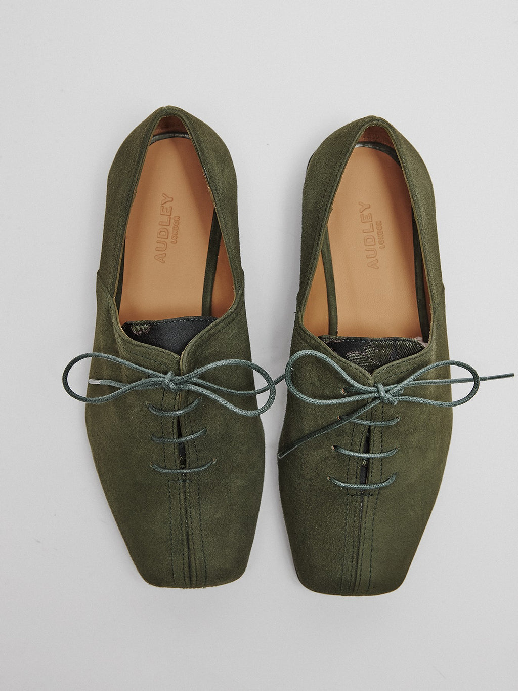 Women's leather shoe with a low heel. Maya