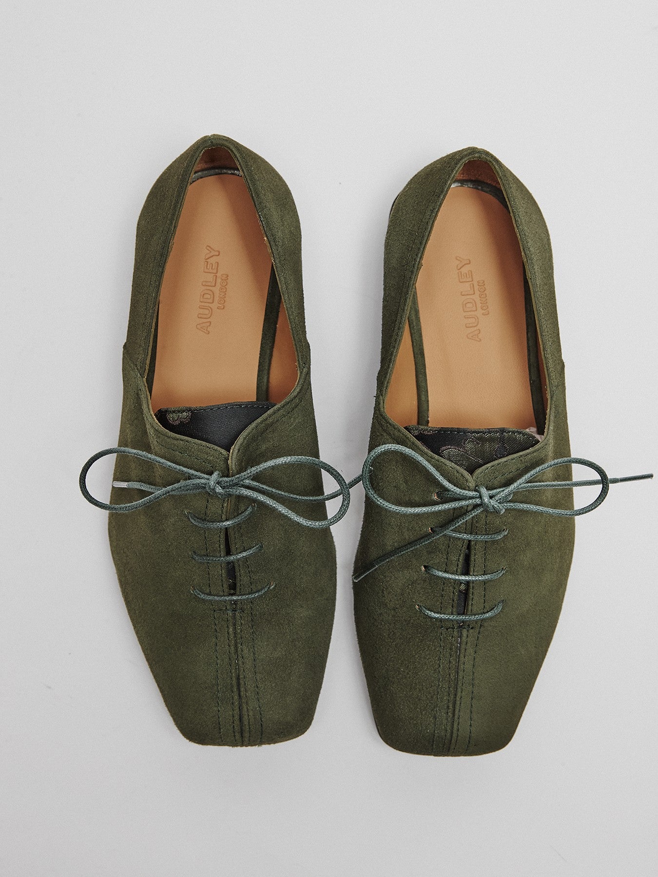 Women's leather shoe with a low heel. Maya