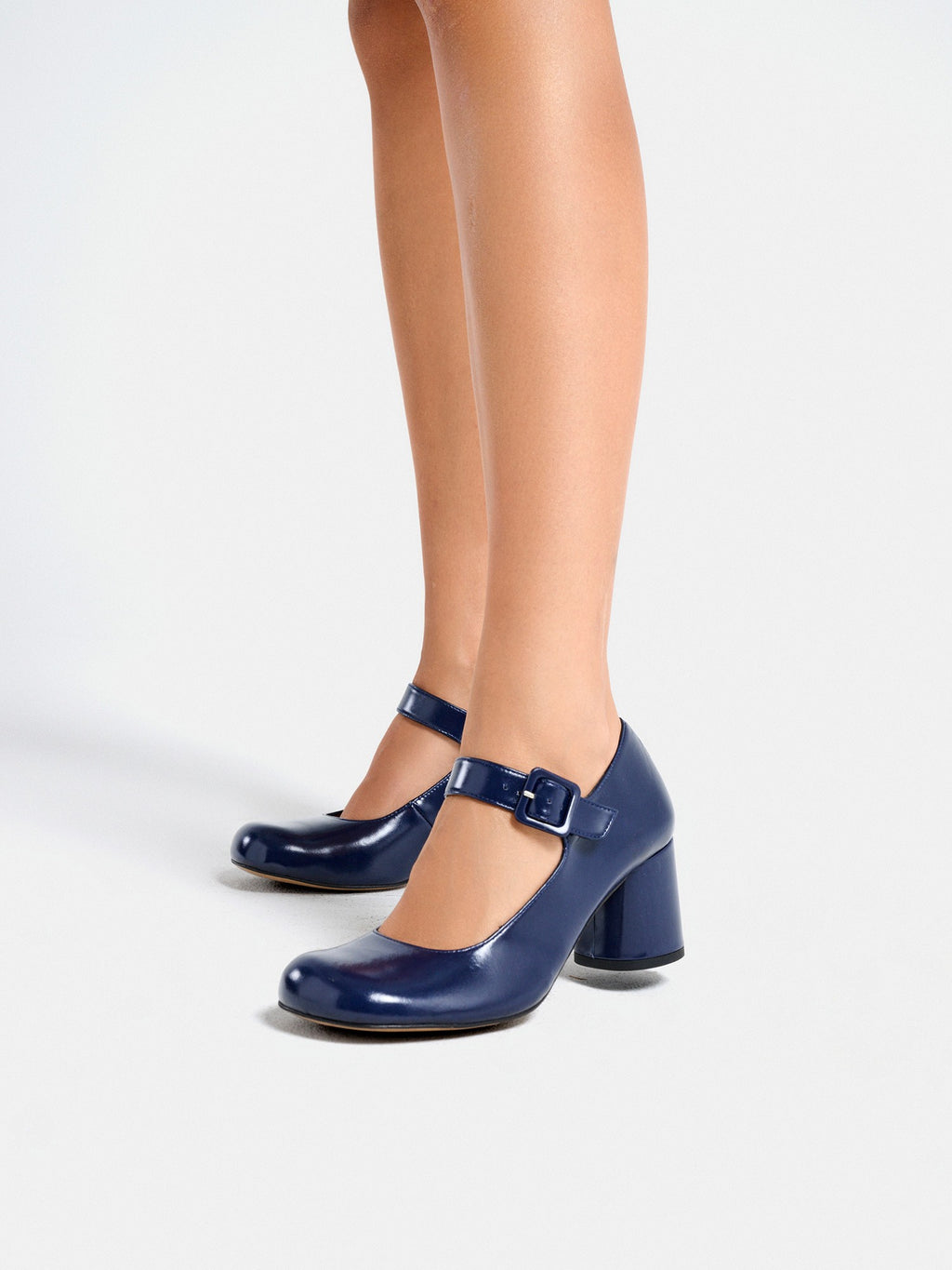 Scarpa da donna in pelle con tacco medio. Marisa