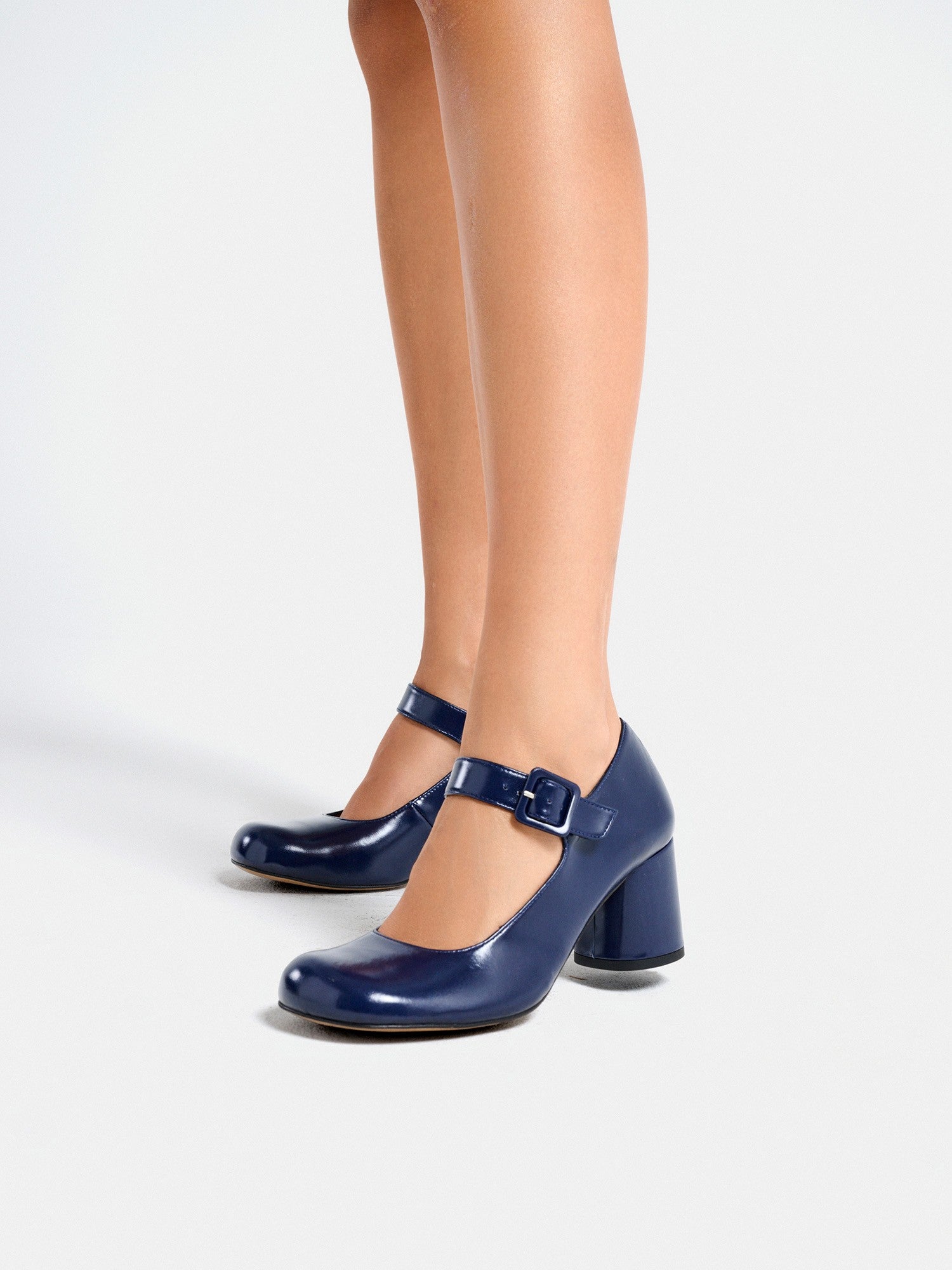 Zapato de mujer en piel con tacón medio. Marisa