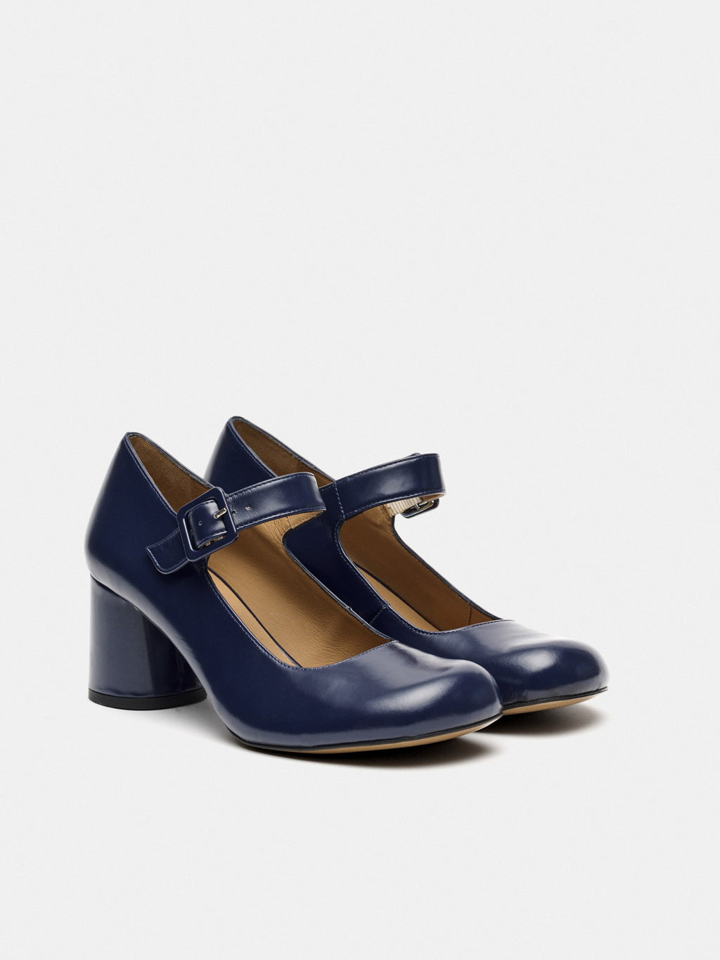 Scarpa da donna in pelle con tacco medio. Marisa