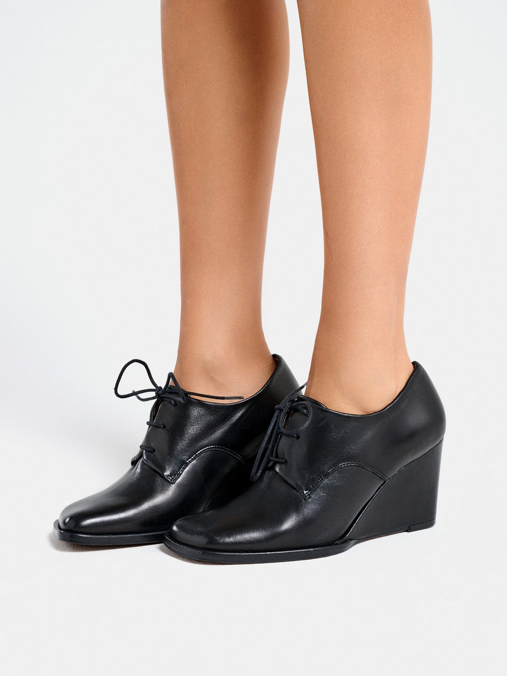 Scarpa da donna in pelle con tacco alto. Magda