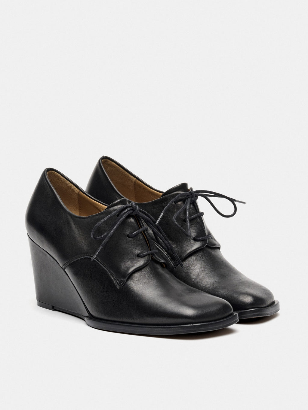 Scarpa da donna in pelle con tacco alto. Magda