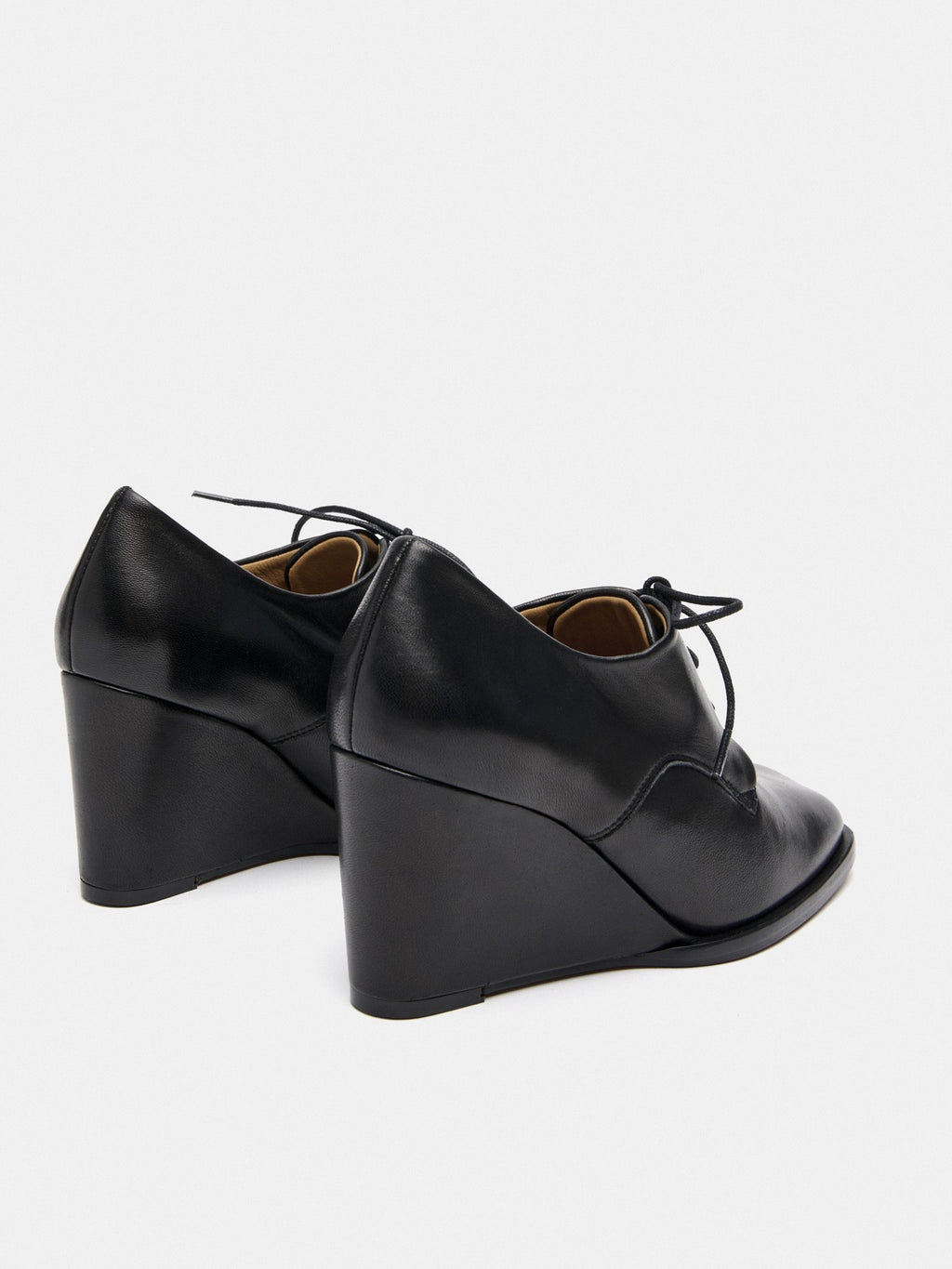 Scarpa da donna in pelle con tacco alto. Magda