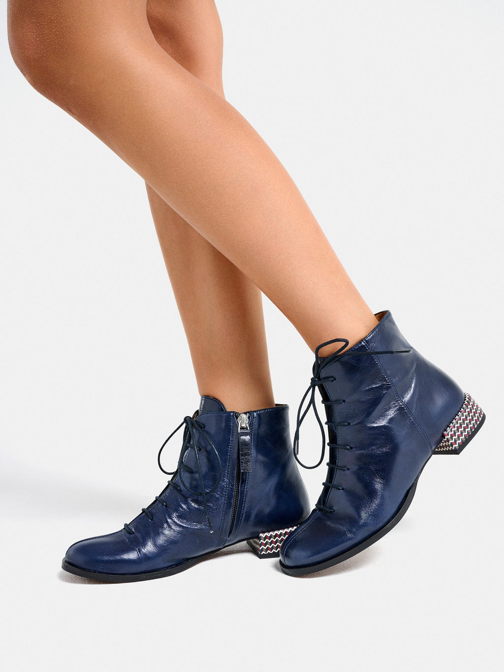 Botín de mujer en piel con tacón bajo. Munna