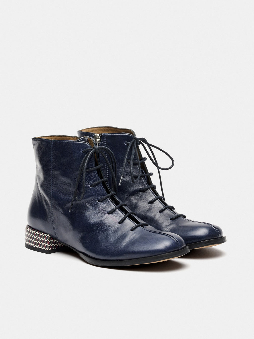 Botín de mujer en piel con tacón bajo. Munna