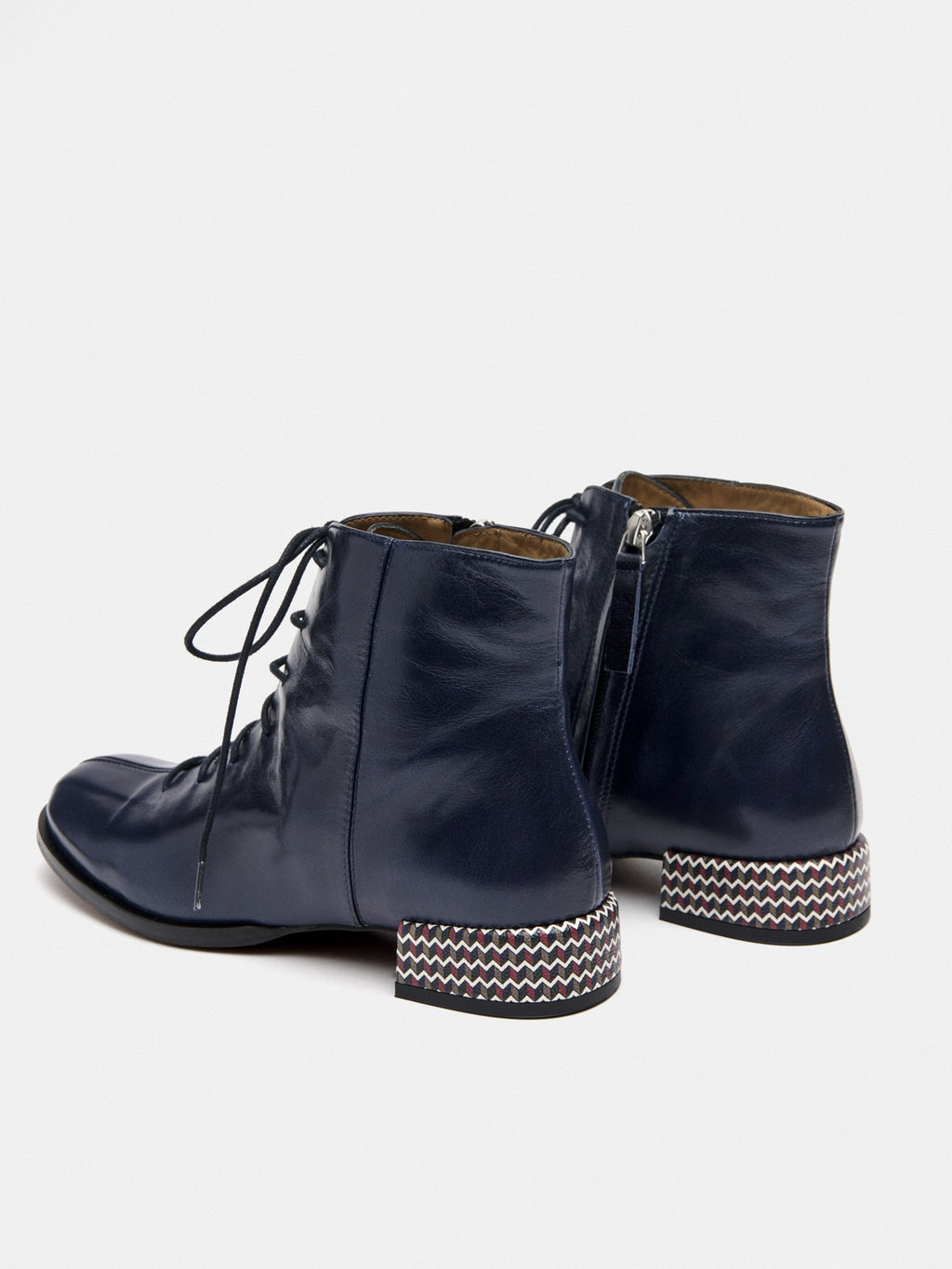 Botín de mujer en piel con tacón bajo. Munna