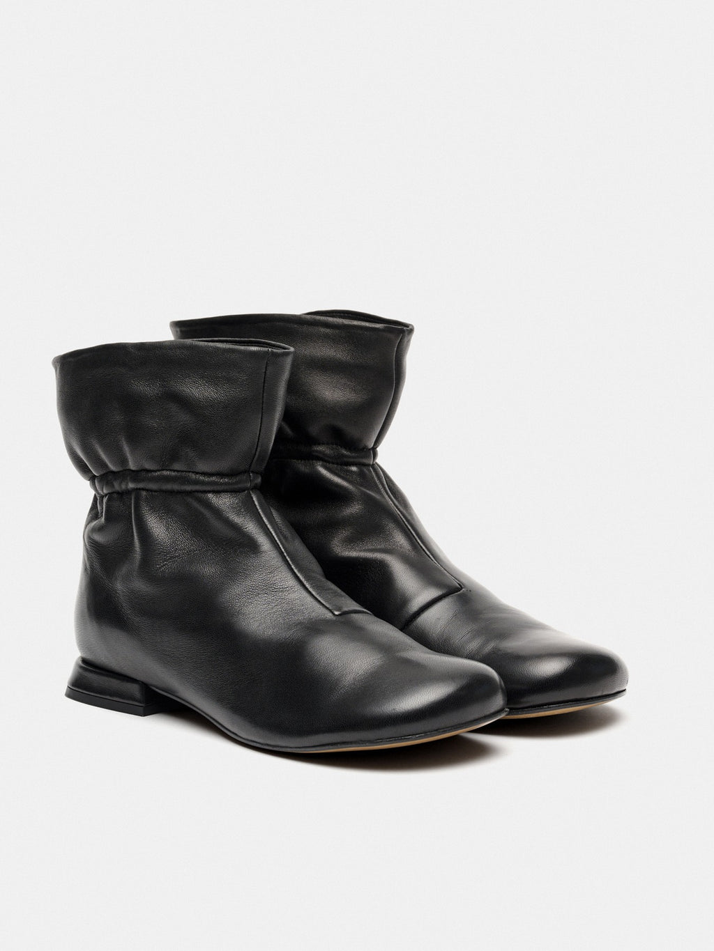 Botín de mujer en piel con tacón bajo. Maura