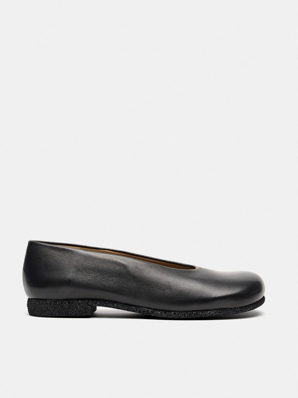 Women's leather shoe with a low heel. Misa