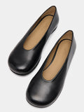 Women's leather shoe with a low heel. Misa