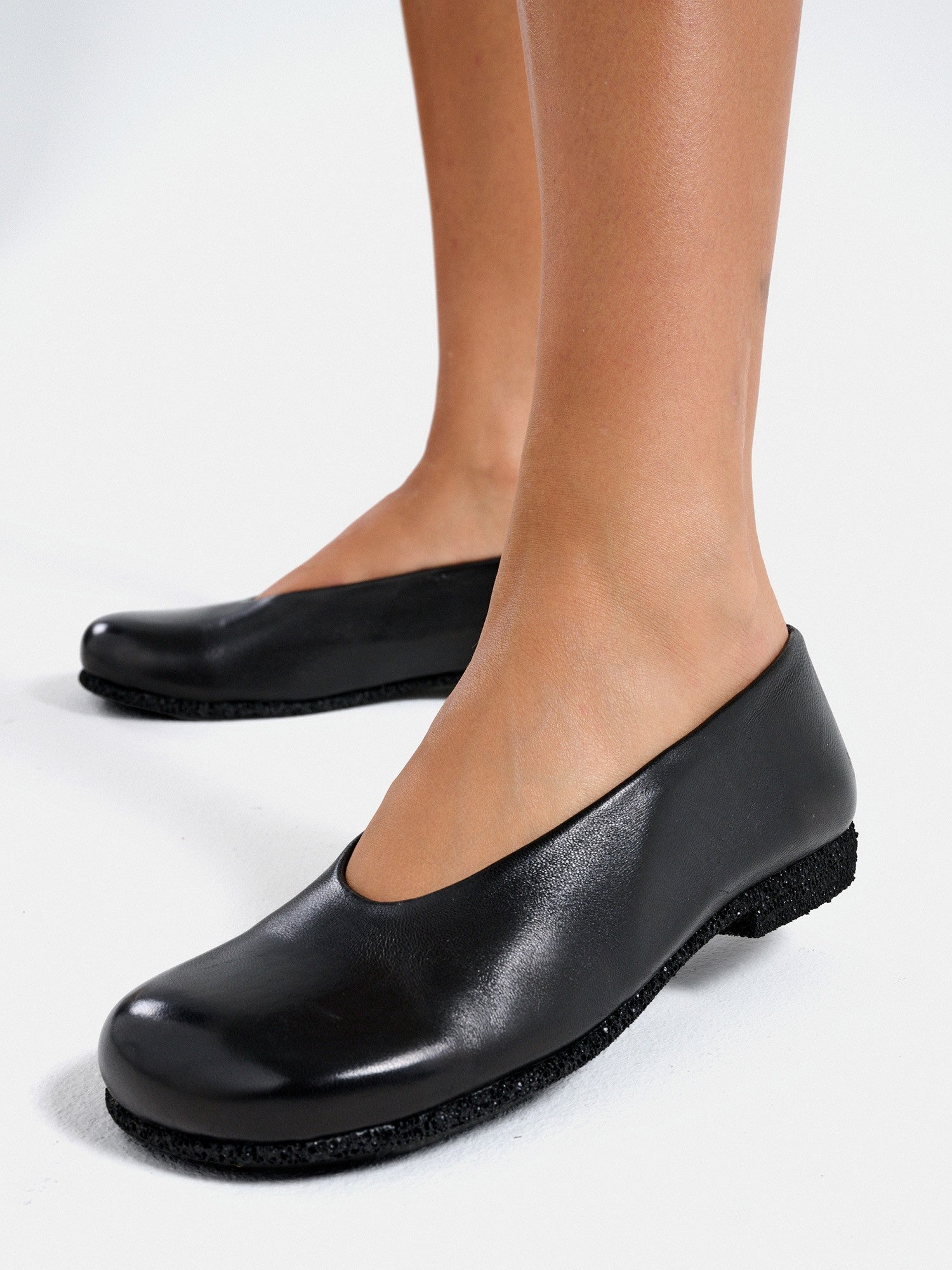 Zapato de mujer en piel con tacón bajo. Misa