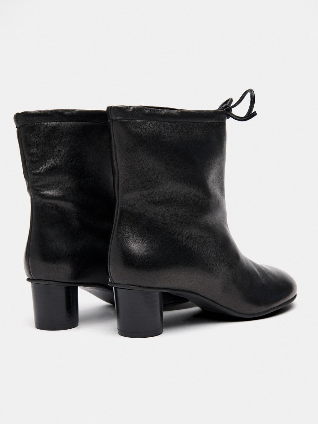 Botín de mujer en piel con tacón bajo. Marilyn