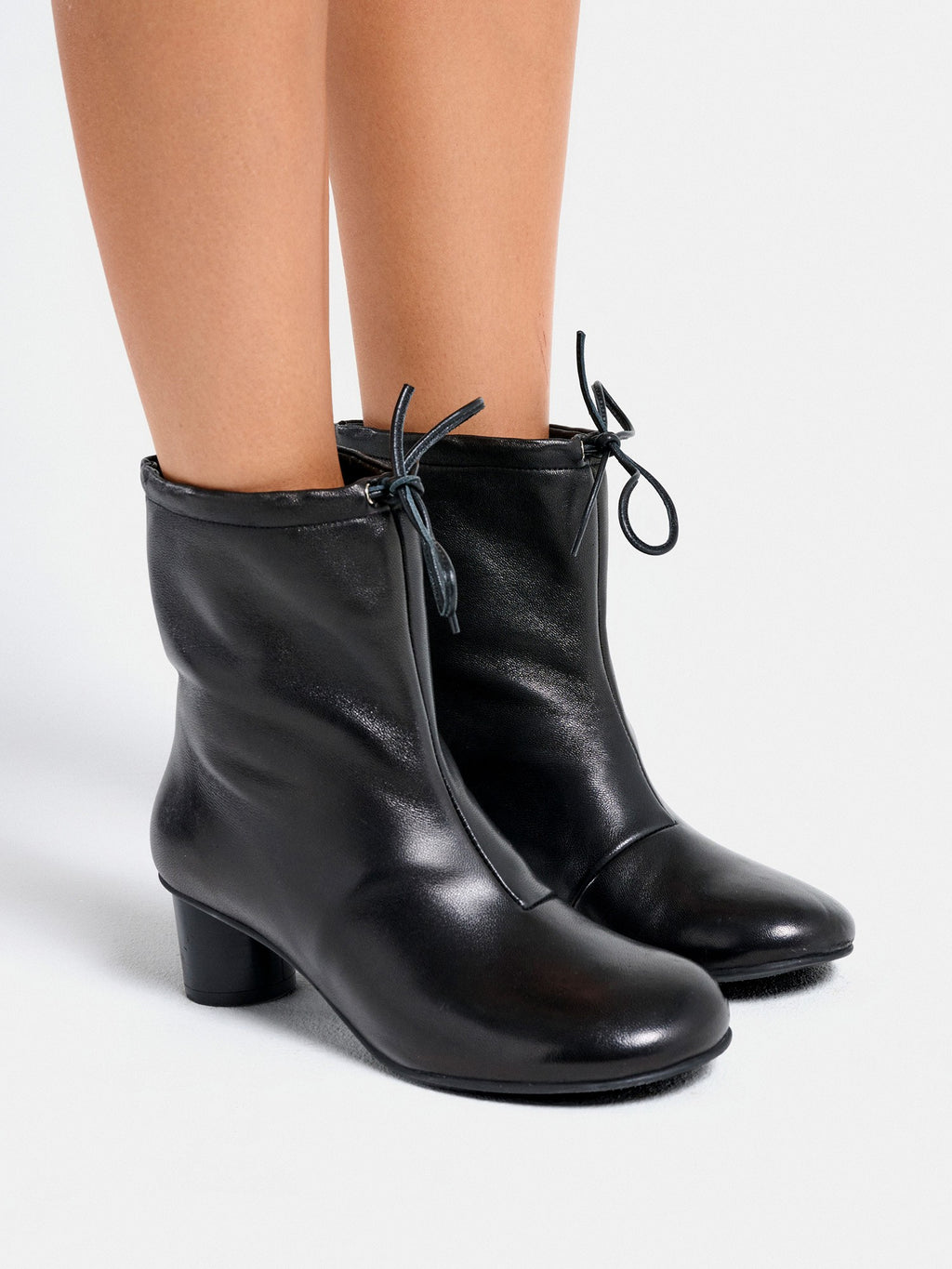 Botín de mujer en piel con tacón bajo. Marilyn