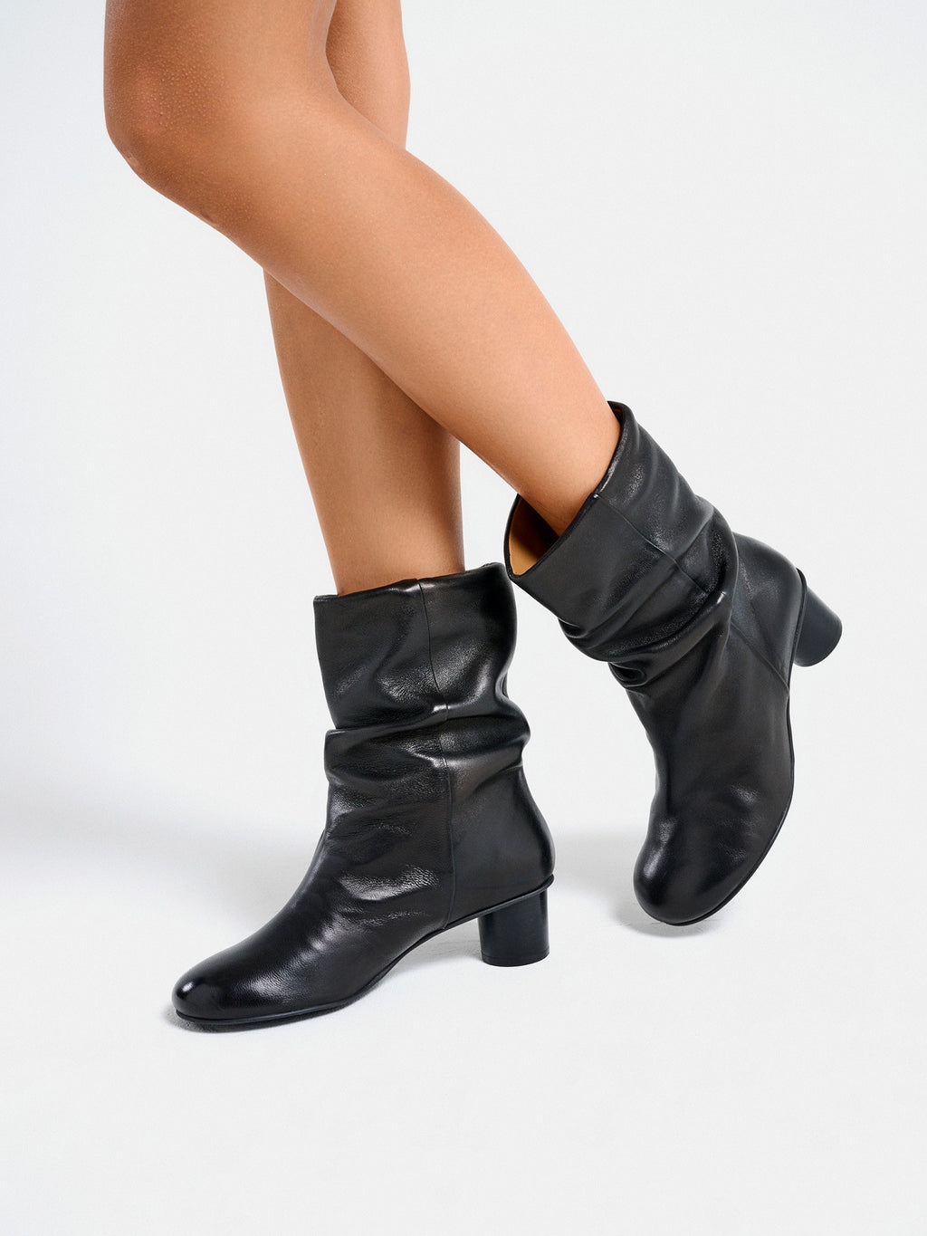 Botín de mujer en piel con tacón bajo. Mireia