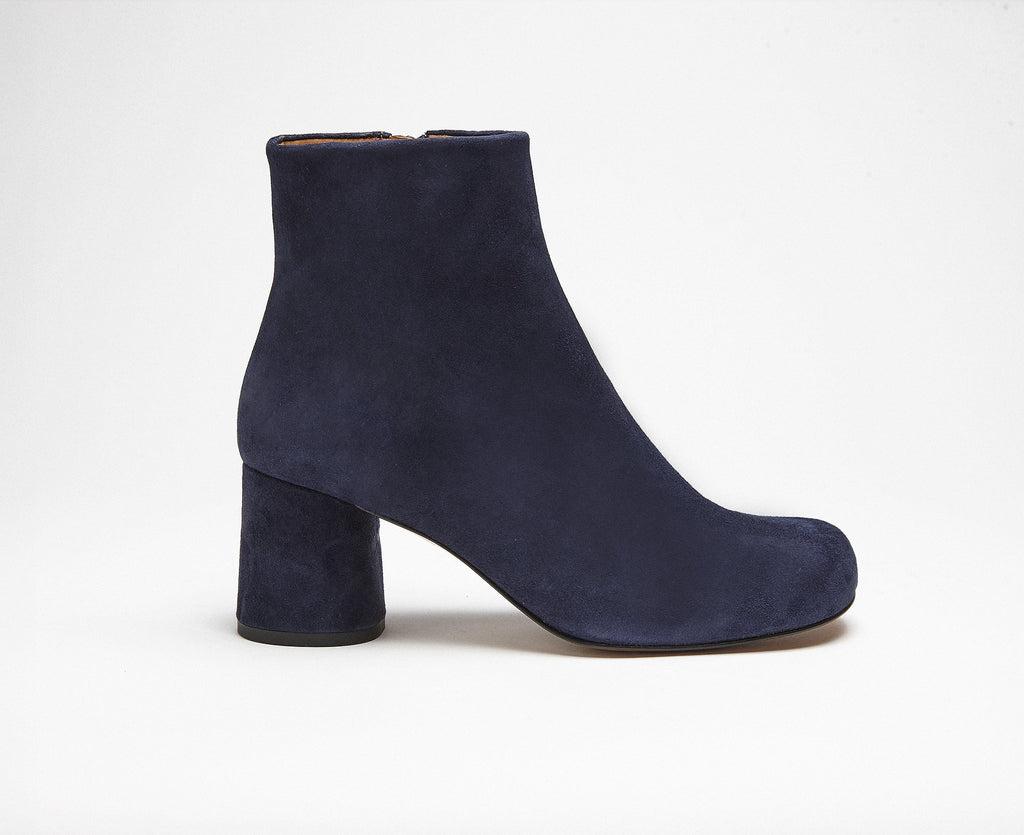 Botín de mujer en piel con tacón medio. Kirel