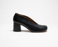 Women's leather shoe with a medium heel. Kelda