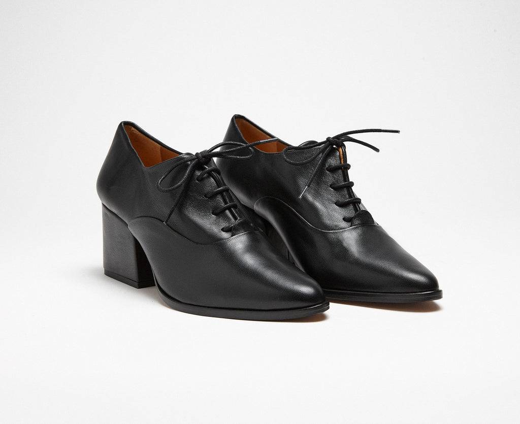 Women's leather shoe with a medium heel. Kim