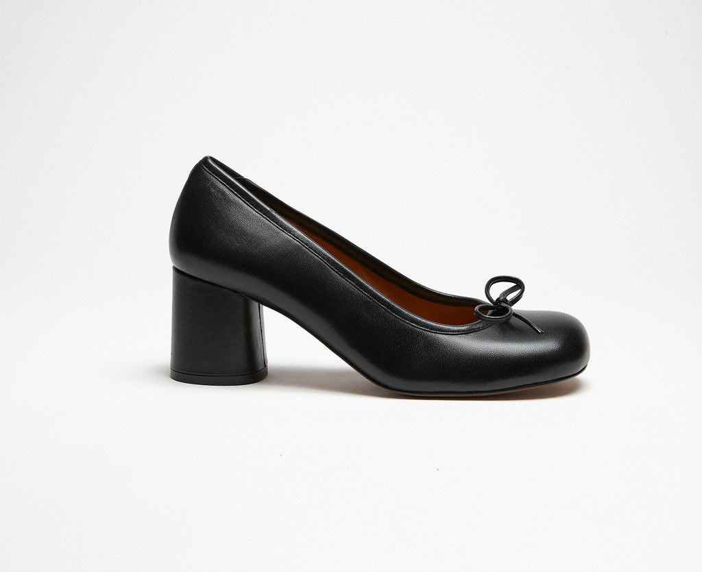 Zapato de mujer en piel con tacón medio. Kioni