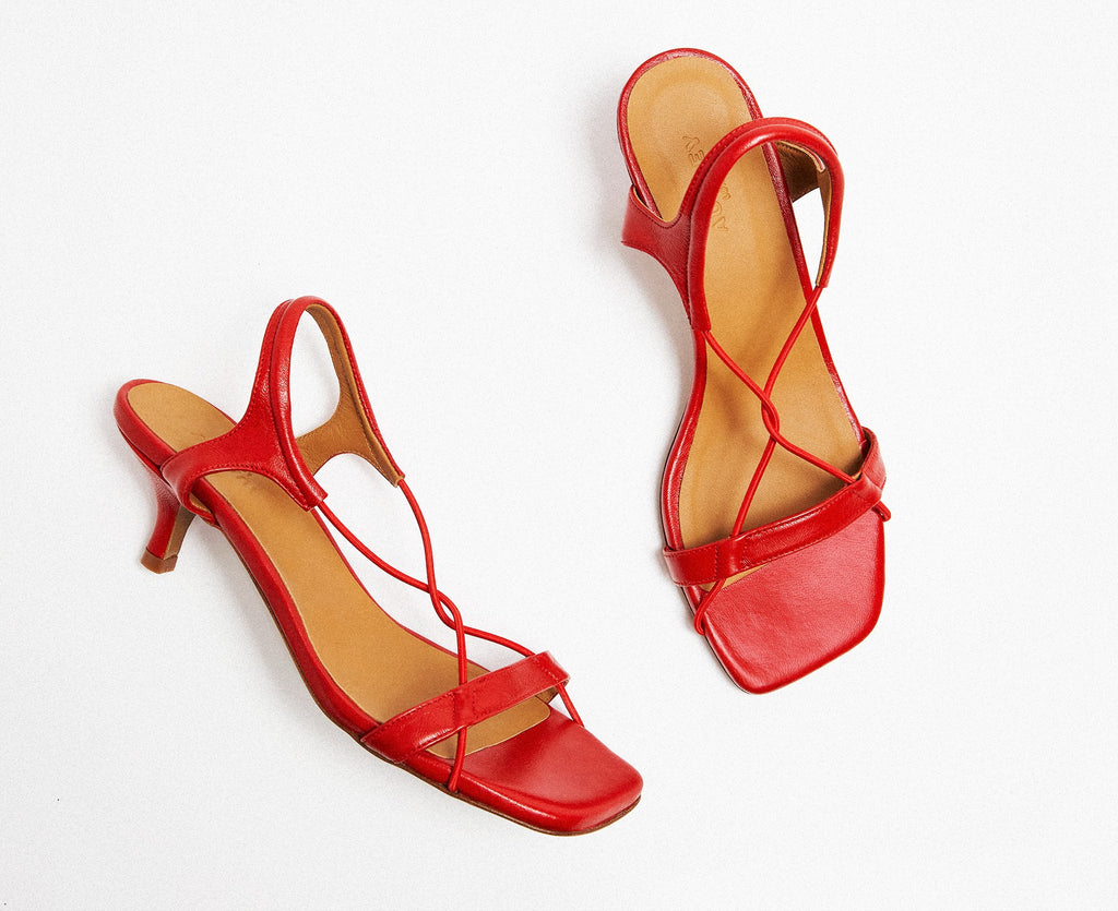 Sandalia de mujer en piel con tacón medio. Liana