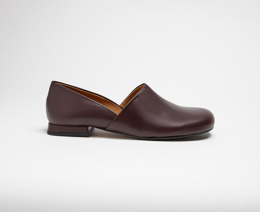 Women's leather shoe with a low heel. Karina