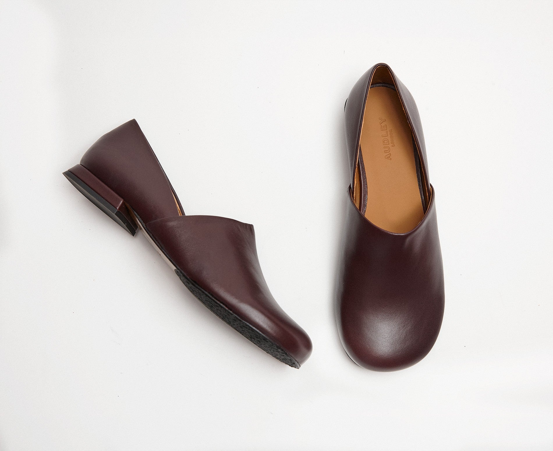 Zapato de mujer en piel con tacón bajo. Karina