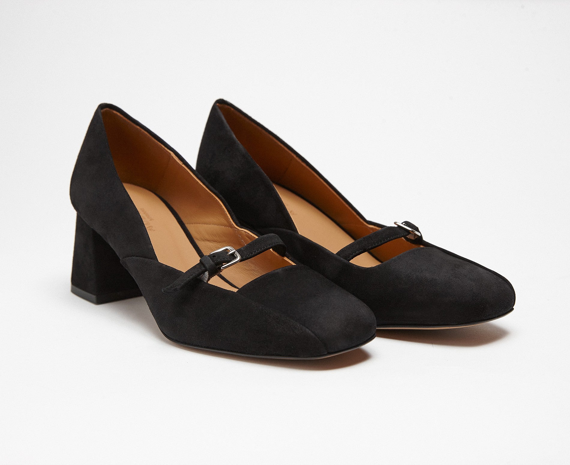 Zapato de mujer en piel con tacón medio. Klaus