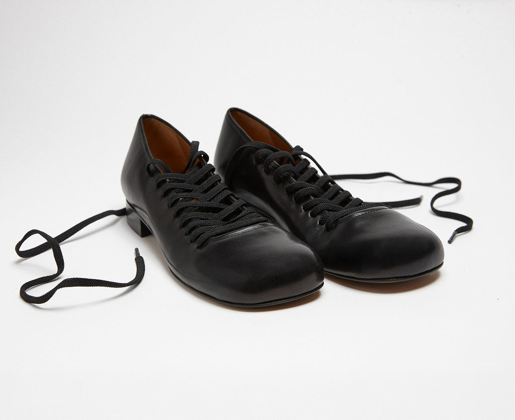 Zapato de mujer en piel con tacón bajo. Lazara