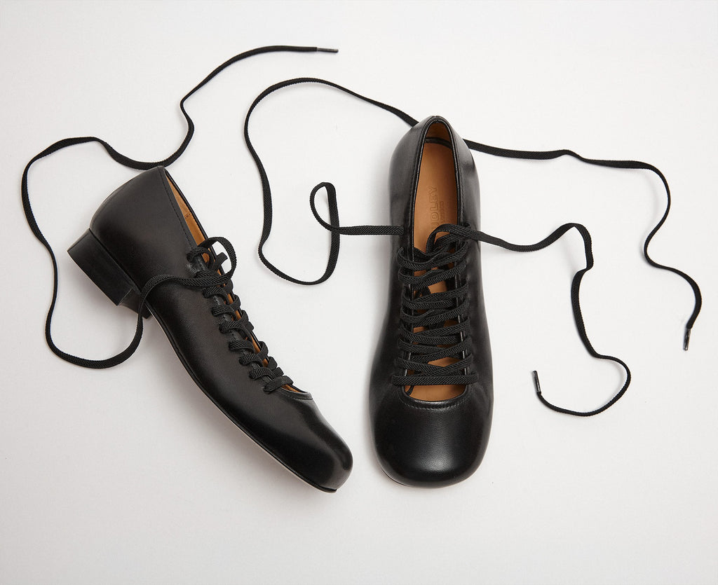 Zapato de mujer en piel con tacón bajo. Lazara