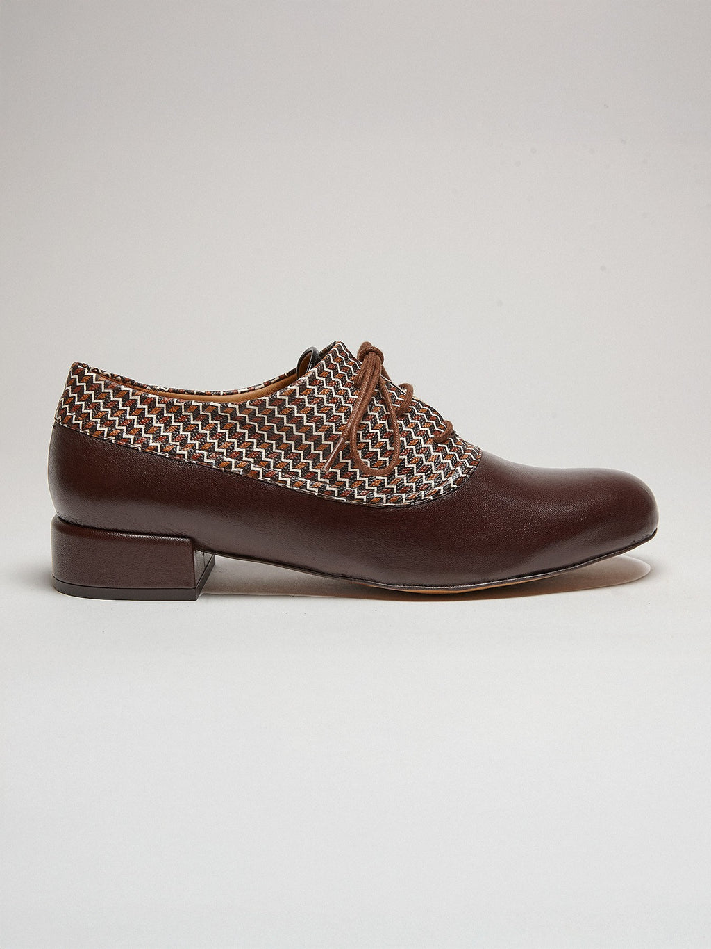 Scarpa da donna in pelle con tacco basso. Milka