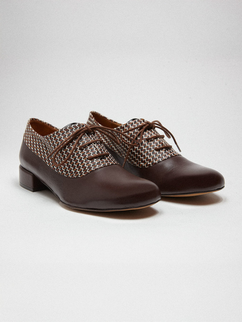 Scarpa da donna in pelle con tacco basso. Milka