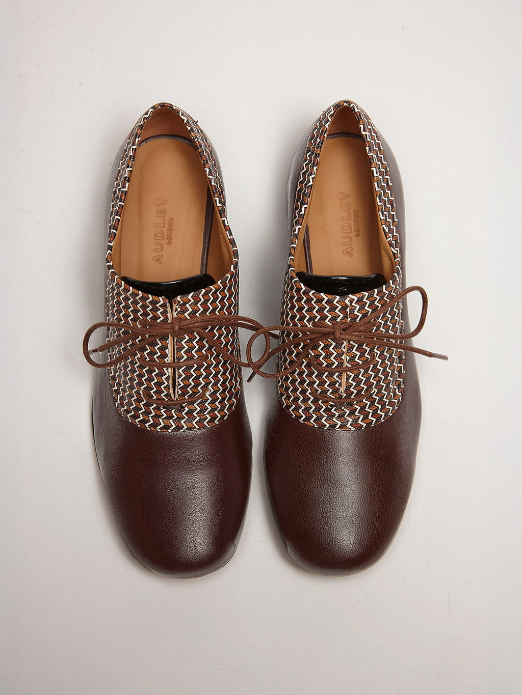 Scarpa da donna in pelle con tacco basso. Milka