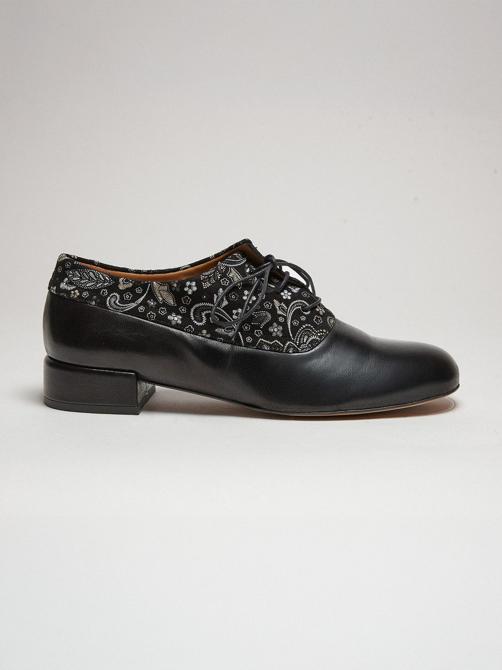 Scarpa da donna in pelle con tacco basso. Miren