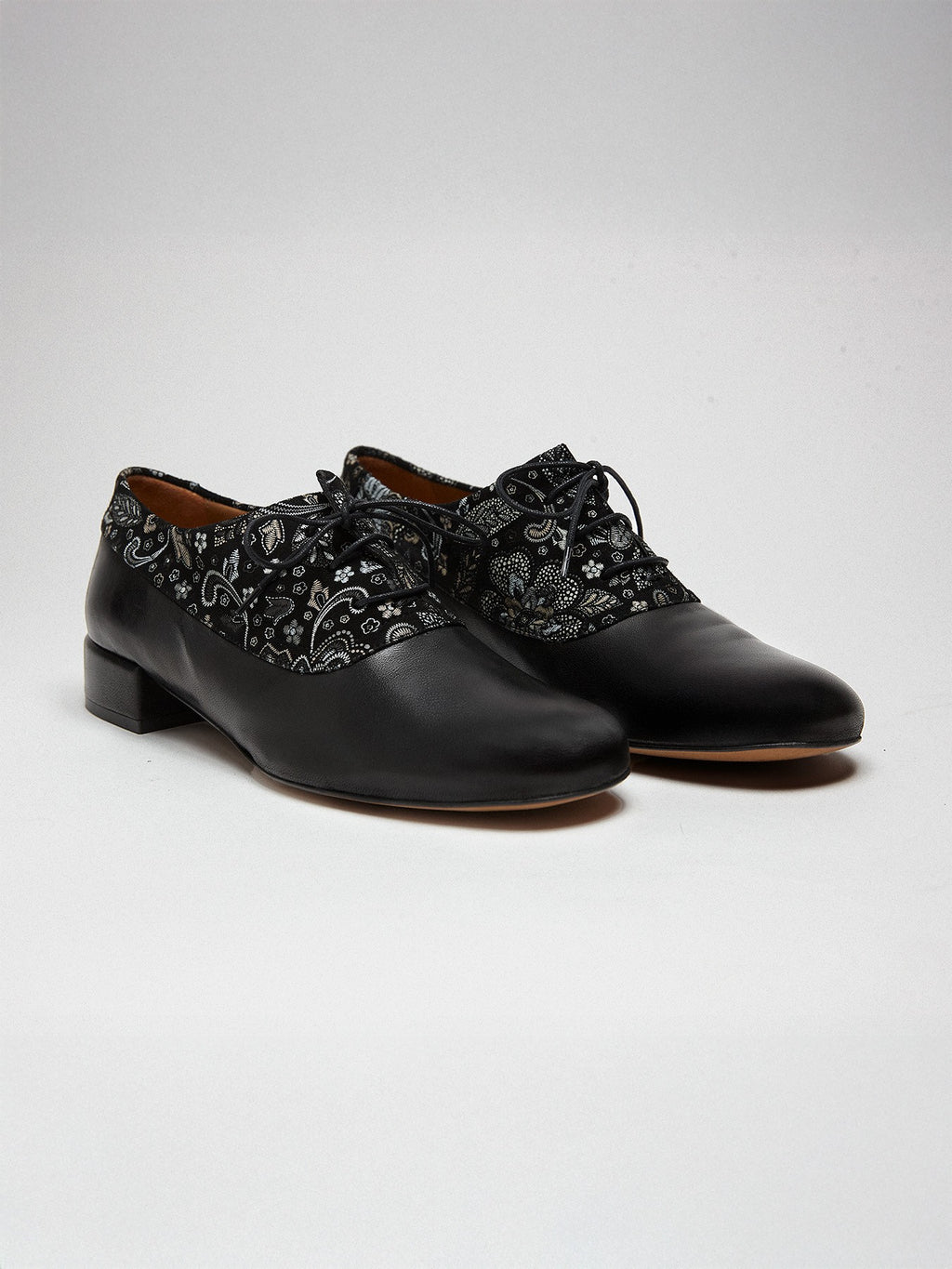 Scarpa da donna in pelle con tacco basso. Miren