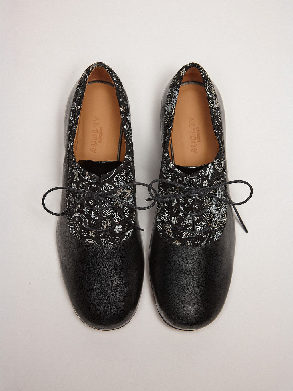 Scarpa da donna in pelle con tacco basso. Miren