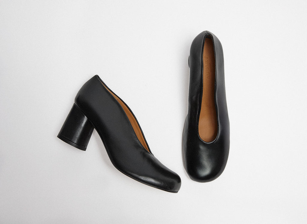 Women's leather shoe with a medium heel. Kelda