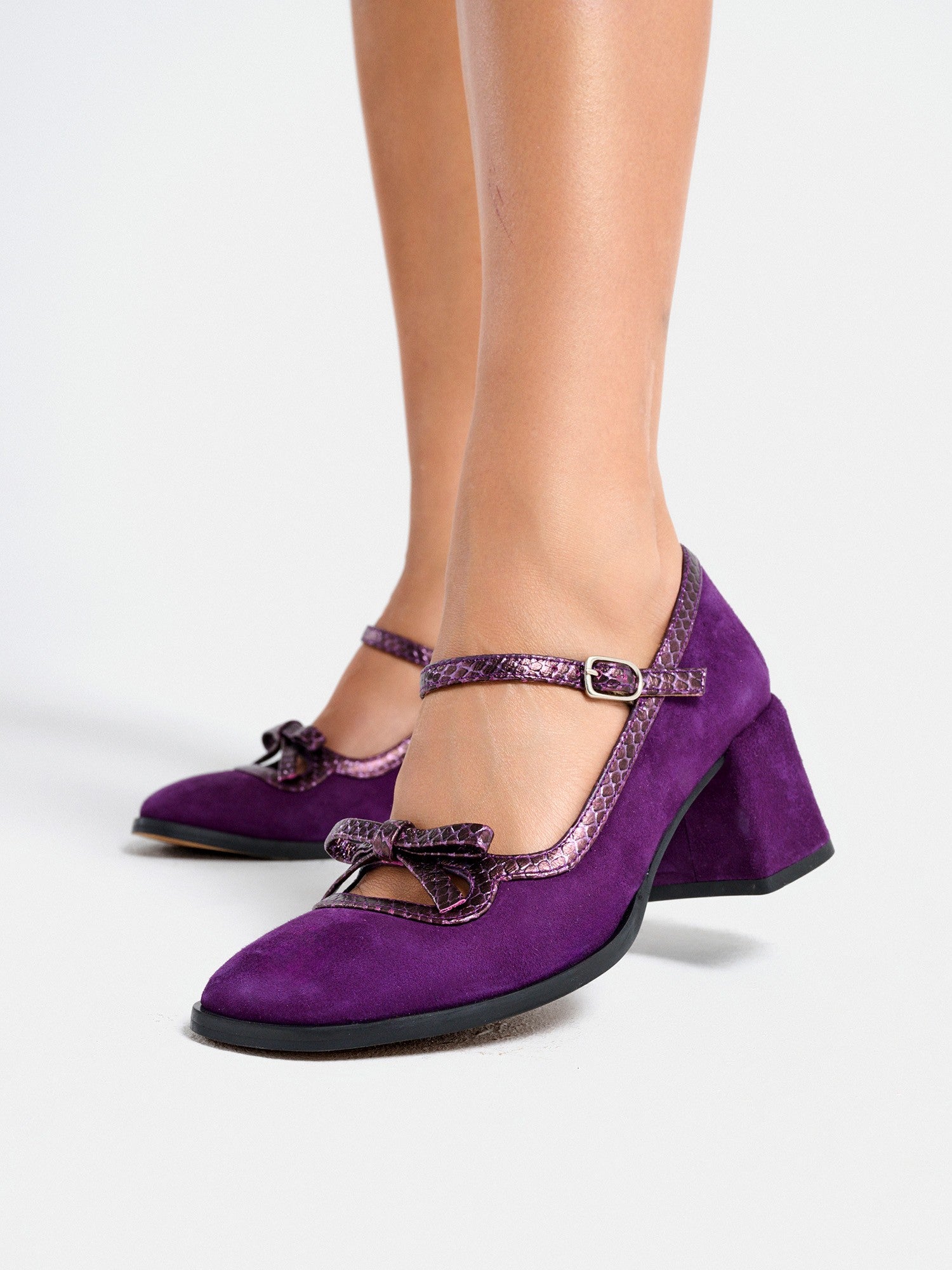 Zapato de mujer en piel con tacón medio. Manola 2