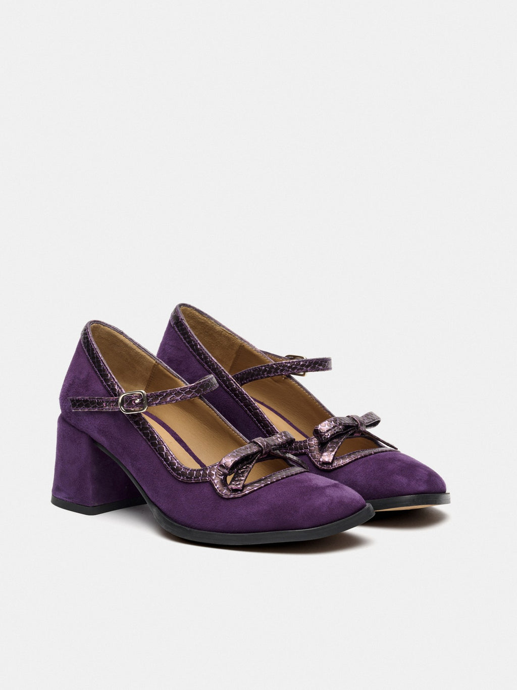 Women's leather shoe with a medium heel. Manola 2