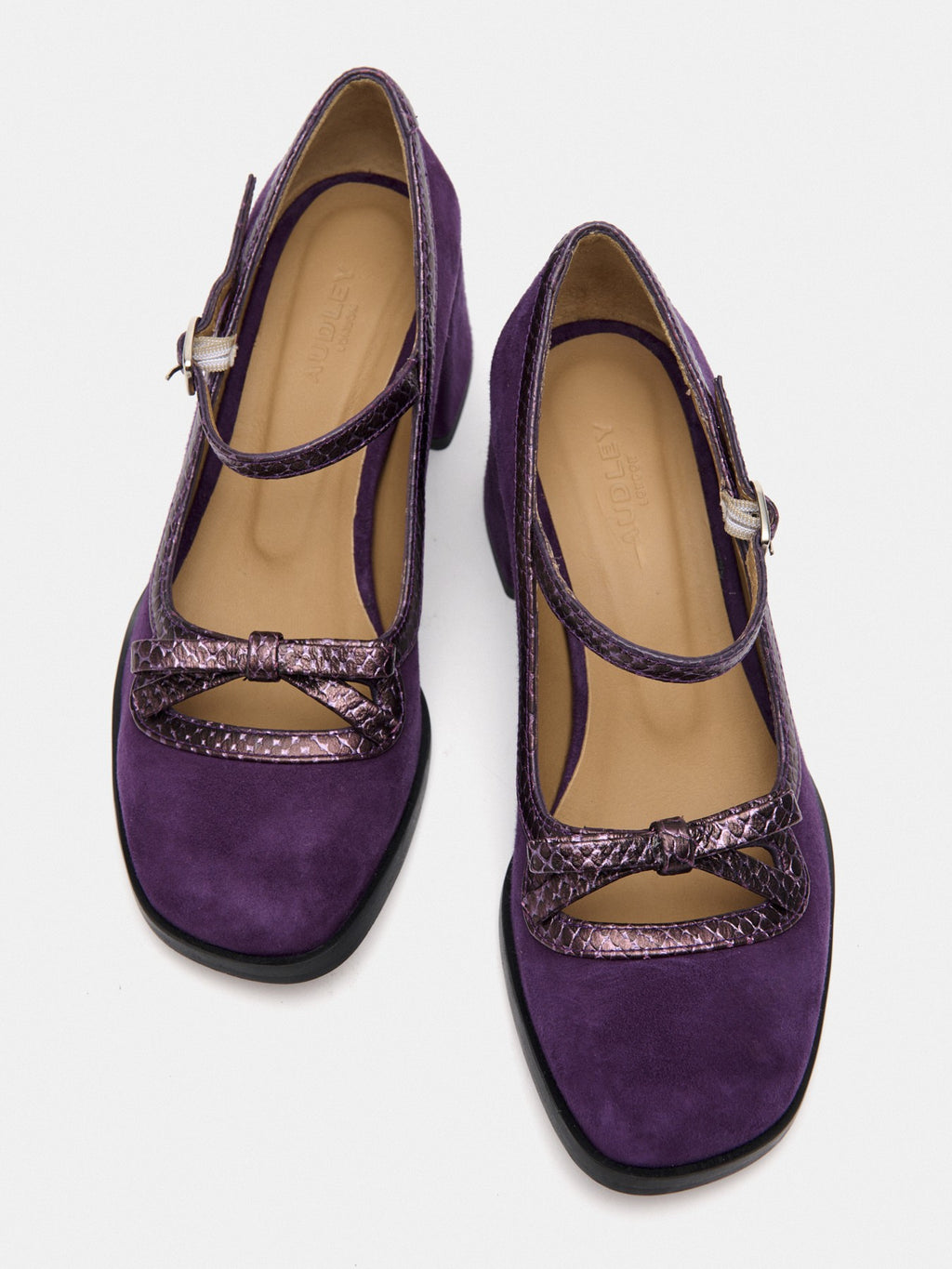 Women's leather shoe with a medium heel. Manola 2