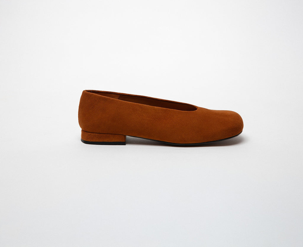 Women's leather shoe with a low heel. Kali